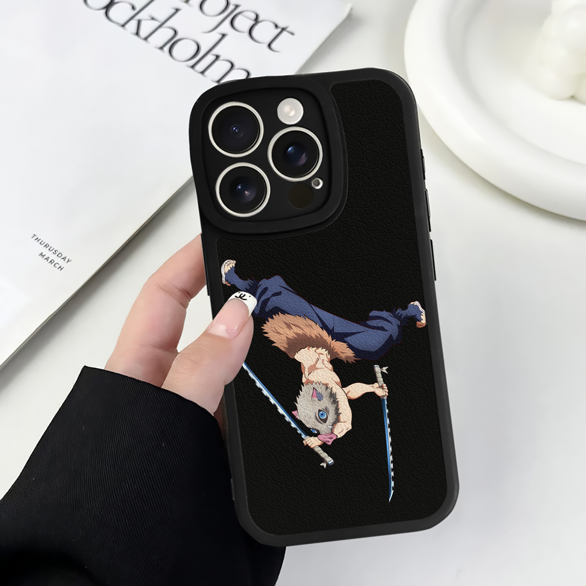 （画像用） 鬼滅の刃（きめつのやいば）嘴平 伊之助／はしびら いのすけ Hashibira Inosuke 【iPhone 16シリーズ対応】シリコンスマホケース（レザー調） 材質：シリコン